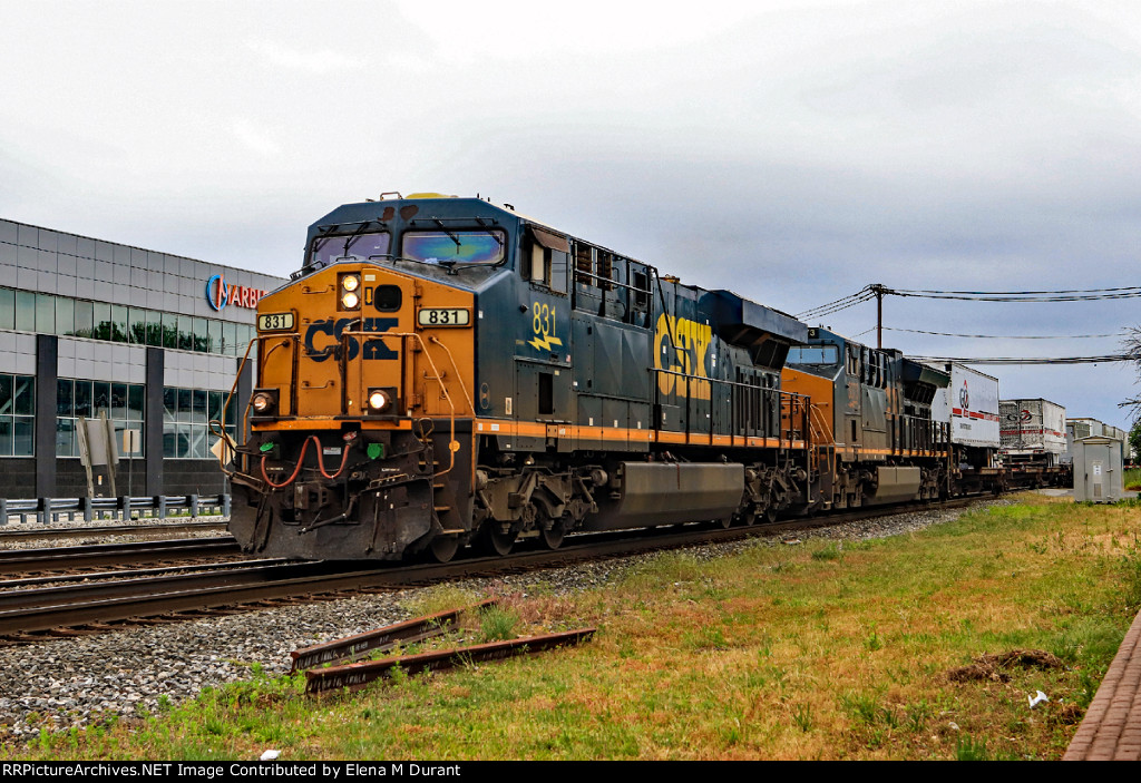 CSX 831 on I-010